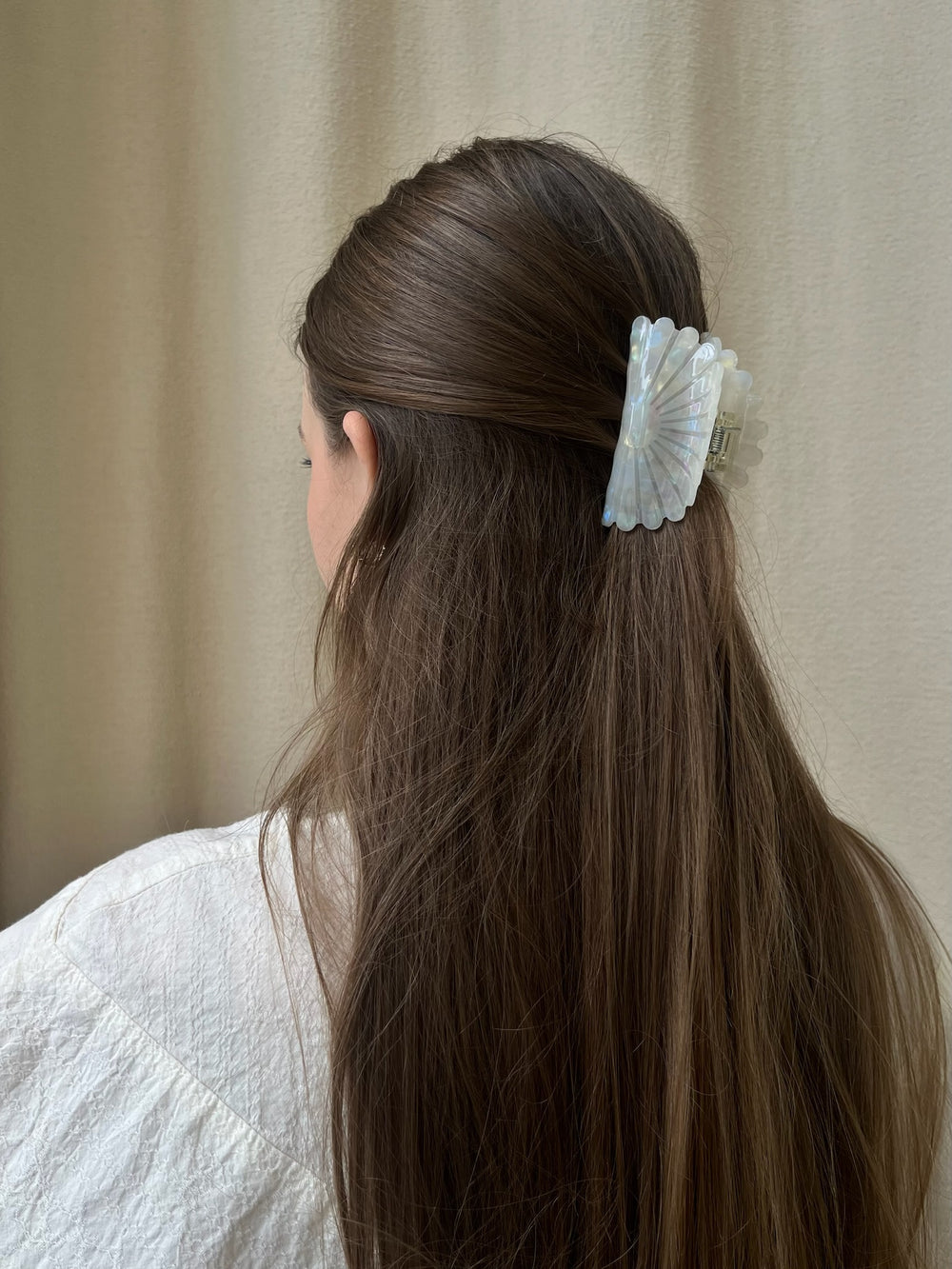 SUI AVA HAIR CLIP SOLVEJ MILKY MIDDLE WHITE