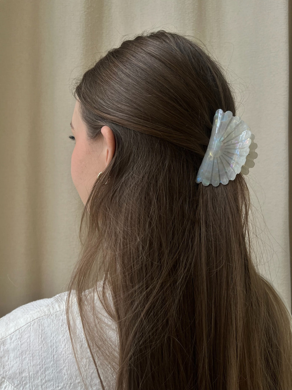 SUI AVA HAIR CLIP SOLVEJ MILKY MIDDLE WHITE